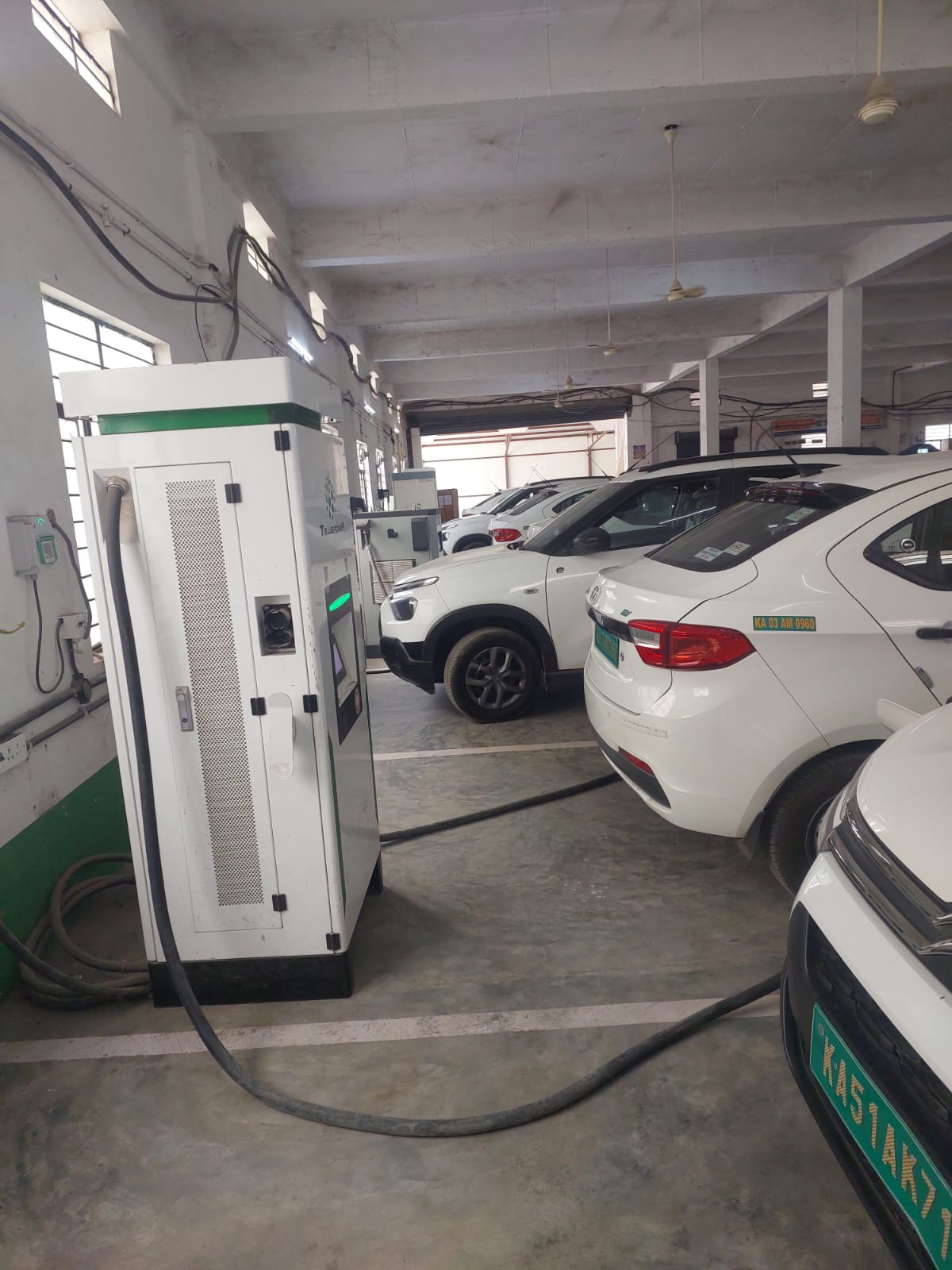 PowerPod Hub - DC charger with fleet vehicles