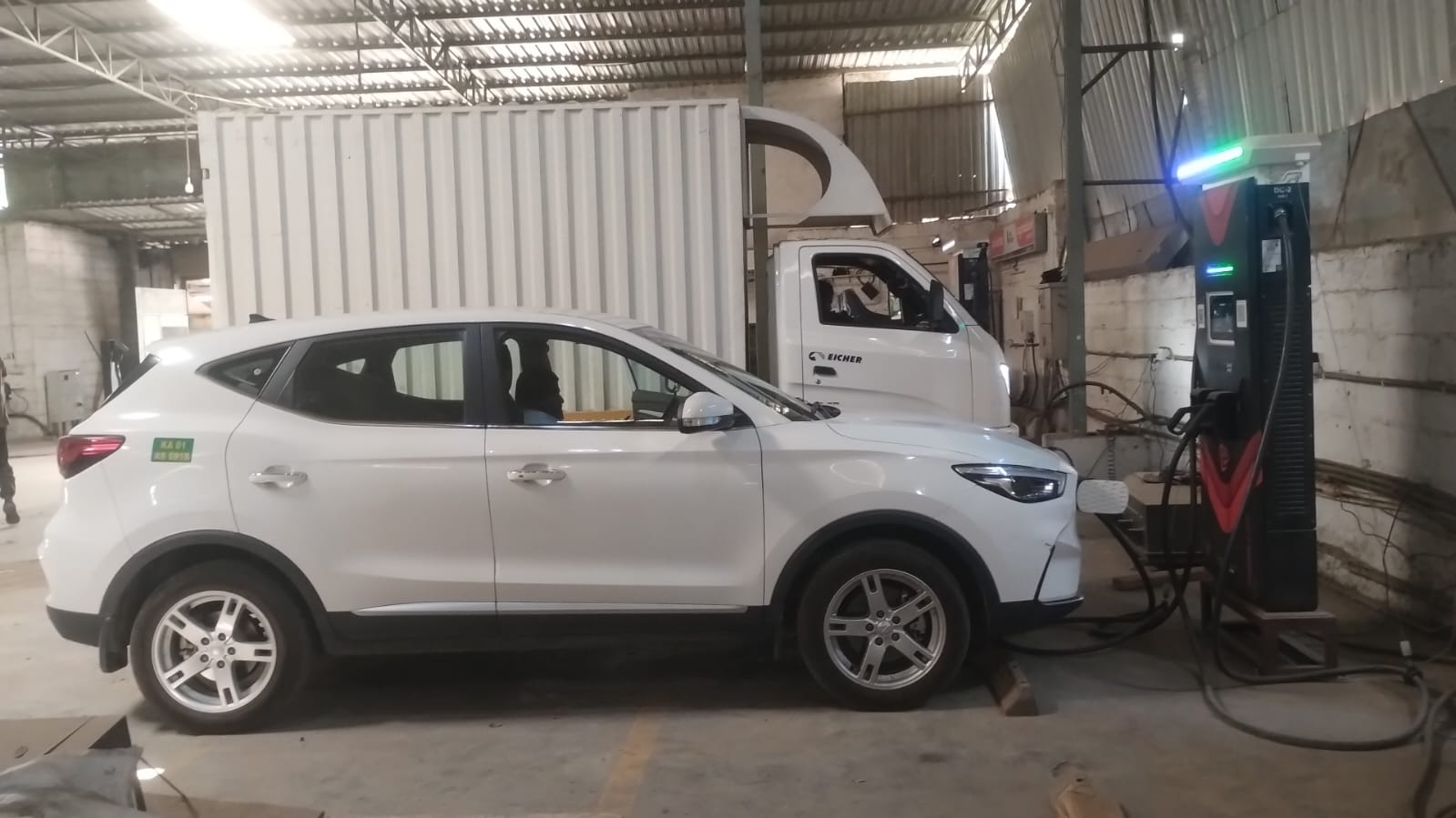 PowerPod Hub - EV car at fast charger