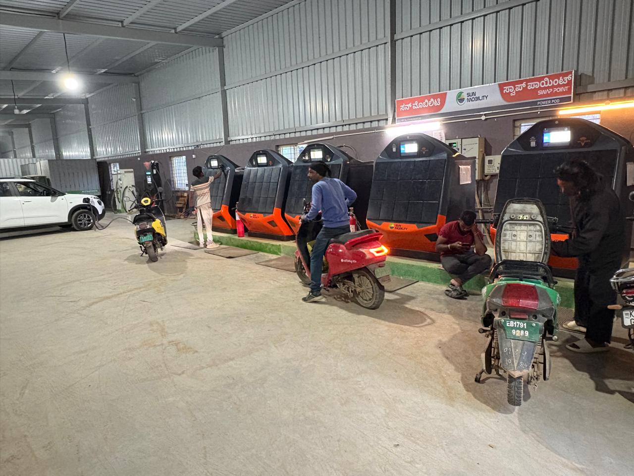 PowerPod Hub - Battery swap station night